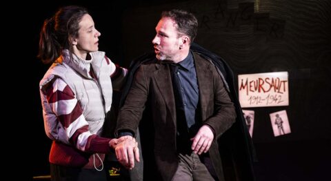 Jean-Baptiste Barbuscia célèbre « L’Étrangère » dans une réécriture féministe de Camus - Critique sortie Avignon / 2025 Avignon Avignon Off. Théâtre du balcon