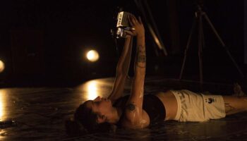 « La Fracture », pièce autobiographique de Yasmine Yahiatène et la trajectoire mouvementée de son père kabyle. - Critique sortie Avignon / 2025 Avignon Avignon Off. Théâtre des Doms