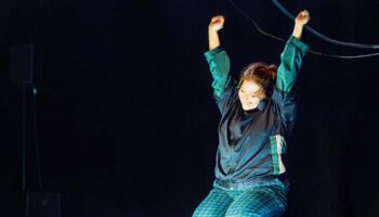 « La nuit n’en finit plus » : Léa Conil porte le cri d’une jeunesse face au chaos du monde. - Critique sortie Avignon / 2025 Avignon Avignon Off. Théâtre des Lila’s