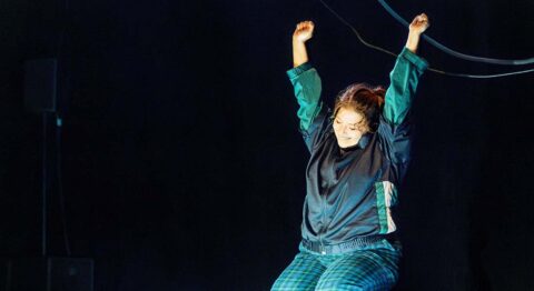 « La nuit n’en finit plus » : Léa Conil porte le cri d’une jeunesse face au chaos du monde. - Critique sortie Avignon / 2025 Avignon Avignon Off. Théâtre des Lila’s