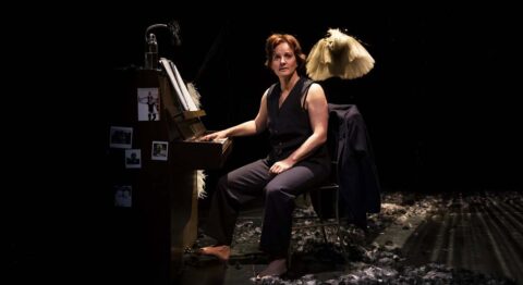 Kelly Rivière devient Kelly Ruisseau dans « La Vie Rêvée », plongée douce-amère dans son parcours d’artiste. - Critique sortie Avignon / 2025 Avignon Avignon Off. Le 11. Avignon