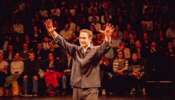 « L’abolition des privilèges » d’Hugues Duchêne, ou l’attente d’une Révolution qui tarde à venir. - Critique sortie Avignon / 2025 Avignon Avignon Off. Théâtre du Train Bleu