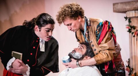 Justine Vultaggio adapte « Le Barbier de Séville » dans une comédie virevoltante. - Critique sortie Avignon / 2025 Avignon Avignon Off. Théâtre du Petit Louvre