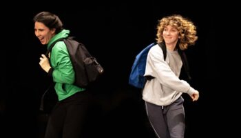 Sensibilisation à l’anxiété par Louise Bénichou et Marion Brest dans « Le Journal de Maïa ». - Critique sortie Avignon / 2025 Avignon Avignon Off. Théâtre du Train Bleu