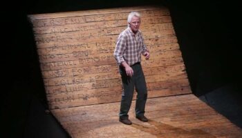 Avec « Le Plancher », porté à la scène par Frédéric Cherboeuf, l’isolement devient matière à création. - Critique sortie Avignon / 2025 Avignon Avignon Off. Théâtre Artéphile