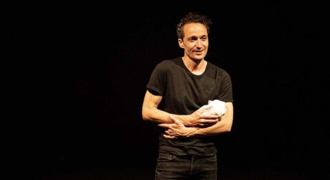 Mickaël Délis drôle et instructif dans « Le premier sexe ou la grosse arnaque de la virilité » - Critique sortie Avignon / 2025 Avignon Avignon Off. Avignon-Reine Blanche