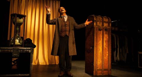 « Le Souffleur » de Paolo Crocco ou comment la passion du théâtre peut tuer. - Critique sortie Avignon / 2025 Avignon Avignon Off. Théâtre des Brunes