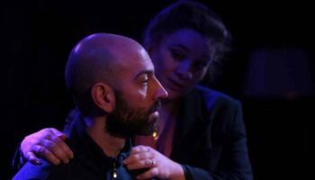 Clémence Baron reprend ses « Enfants du diable », au cœur des orphelinats sous Ceaușescu. - Critique sortie Avignon / 2025 Avignon Avignon Off. Théâtre de L’Oriflamme