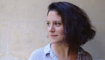 Louise Vignaud plonge « La tête sous l’eau » le temps d’une exploration de la violence du travail. - Critique sortie Avignon / 2025 Avignon Avignon Off. Théâtre des Carmes-André Benedetto
