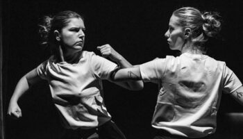Astrid Tenon et Lætitia Wolf dénoncent la politesse comme outil de domination des femmes dans « Mal élevée ». - Critique sortie Avignon / 2025 Avignon Avignon Off. Théâtre des Lila’s