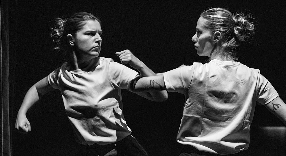 Astrid Tenon et Lætitia Wolf dénoncent la politesse comme outil de domination des femmes dans « Mal élevée ». - Critique sortie Avignon / 2025 Avignon Avignon Off. Théâtre des Lila’s