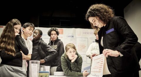 Olivier Letellier fait de « KiLLT : Mauvaise Pichenette ! » une expérience théâtrale collective et ludique. - Critique sortie Avignon / 2025 Avignon Avignon Off. Théâtre du Train Bleu