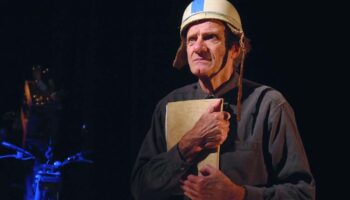 « Monsieur Motobécane » de et avec Bernard Crombey, un drame du langage face à une justice de classe. - Critique sortie Avignon / 2025 Avignon Avignon Off. Théâtre Essaïon Avignon