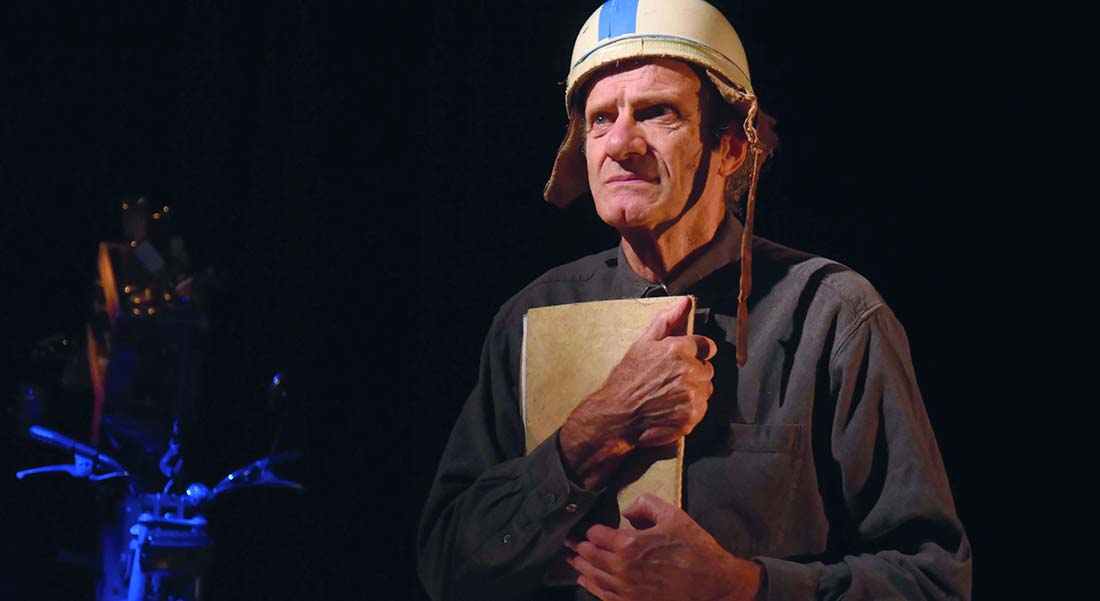 « Monsieur Motobécane » de et avec Bernard Crombey, un drame du langage face à une justice de classe. - Critique sortie Avignon / 2025 Avignon Avignon Off. Théâtre Essaïon Avignon