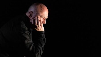Hervé Briaux gravit la montagne des « Essais » de Montaigne non sans une certaine élégance. - Critique sortie Avignon / 2025 Avignon Avignon Off. Théâtre du Chêne Noir