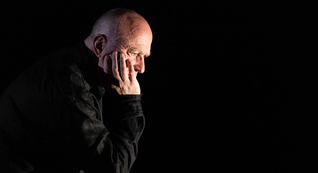 Hervé Briaux gravit la montagne des « Essais » de Montaigne non sans une certaine élégance. - Critique sortie Avignon / 2025 Avignon Avignon Off. Théâtre du Chêne Noir