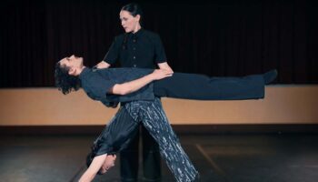 « Mortal Soma » de Clémentine Maubon et Bastien Lefèvre : la danse somatique au cœur des rites funéraires. - Critique sortie Avignon / 2025 Avignon Avignon Off. La Belle Scène Saint-Denis