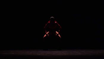 « Mother Tongue », une performance charnelle et politique de Lucia Garcia Pullès.  - Critique sortie Avignon / 2025 Avignon Avignon Off. La Belle Scène Saint-Denis