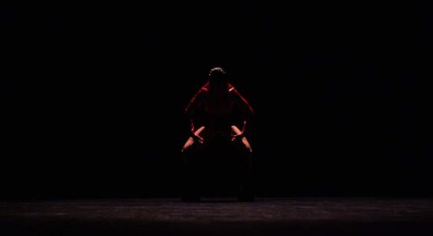 « Mother Tongue », une performance charnelle et politique de Lucia Garcia Pullès.  - Critique sortie Avignon / 2025 Avignon Avignon Off. La Belle Scène Saint-Denis