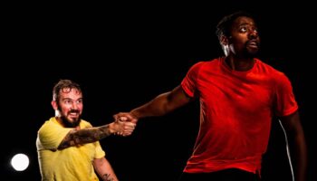 Laurance Henry explore la naissance du langage dans « mOts premiers ». - Critique sortie Avignon / 2025 Avignon Avignon Off. Le Totem