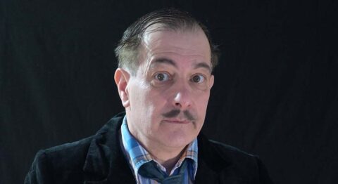 Hassan Tess, clown aux prises avec l’absurde dans « Monsieur Jean ou l’homme poubelle ». - Critique sortie Avignon / 2025 Avignon Avignon Off. Théâtre du Petit Louvre