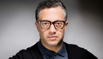 Tiago Rodrigues invite Radhouane El Meddeb à célébrer la langue arabe avec « Nour » - Critique sortie Avignon / 2025 Avignon Festival d’Avignon. Cour du Lycée Saint-Joseph