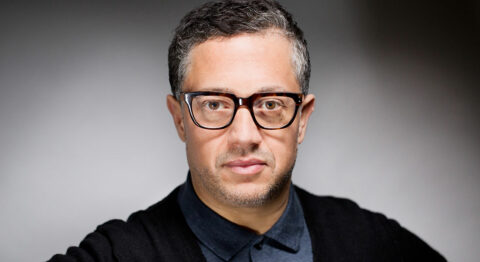 Tiago Rodrigues invite Radhouane El Meddeb à célébrer la langue arabe avec « Nour » - Critique sortie Avignon / 2025 Avignon Festival d’Avignon. Cour du Lycée Saint-Joseph