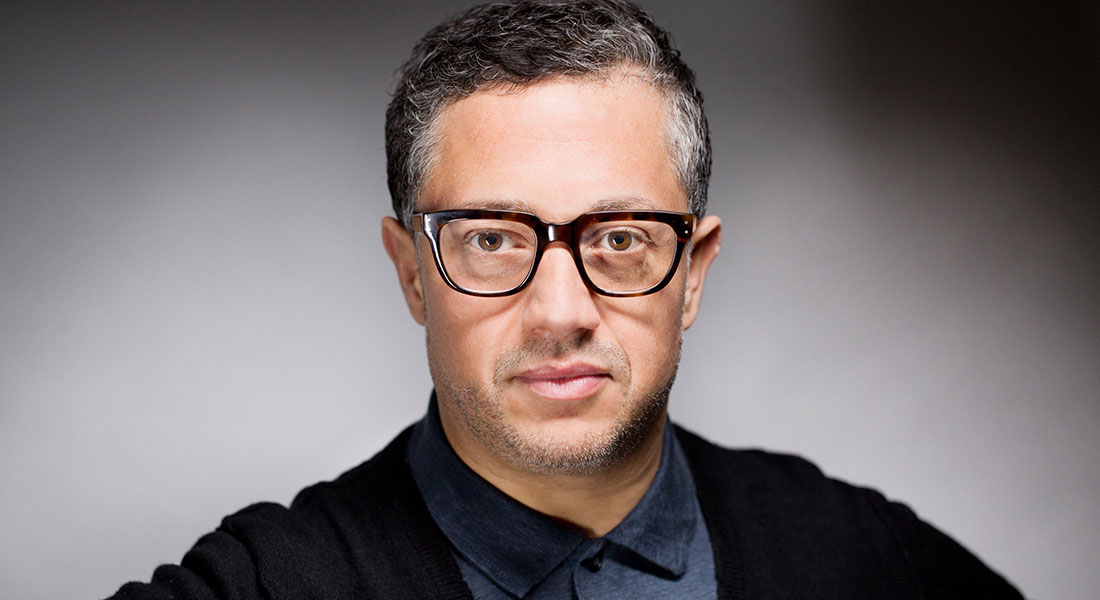 Tiago Rodrigues invite Radhouane El Meddeb à célébrer la langue arabe avec « Nour » - Critique sortie Avignon / 2025 Avignon Festival d’Avignon. Cour du Lycée Saint-Joseph