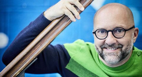 Olivier Letellier et les Tréteaux de France inventent deux formes immersives et itinérantes : « Mauvaise Pichenette ! » et « F.A.I.L. » - Critique sortie Avignon / 2025 Avignon Avignon Off. Théâtre du Train Bleu