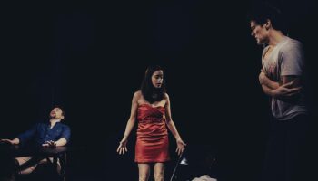 Avec « Orphelins », Thibault Besnard met en scène la tension d’un huis clos sur le racisme latent. - Critique sortie Avignon / 2025 Avignon Avignon off. La Factory Espace Roseau