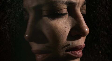 Des vagues d’artistes du monde entier s’unissent pour un hommage à Oum Kalthoum dans « la Voix des femmes ». - Critique sortie Avignon / 2025 Avignon Festival d’Avignon. Cour d’honneur du Palais des papes