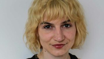 Marie Devroux interroge notre capacité à se révolter dans « Ouverture des hostilités ». - Critique sortie Avignon / 2025 Avignon Avignon Off. Théâtre des Doms