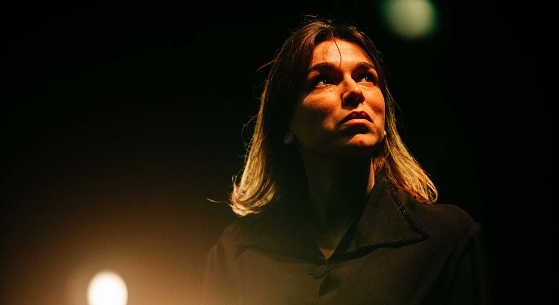 Marie Torreton fait entendre les textes de la rescapée des camps Charlotte Delbo dans « Prière aux vivants ». - Critique sortie Avignon / 2025 Avignon Avignon Off. La Scala Provence