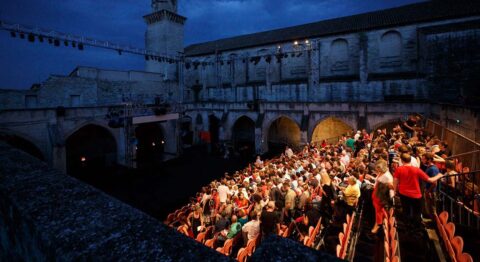 Une nuit de lectures rend hommage à Gisèle Pélicot - Critique sortie Avignon / 2025 Avignon Festival d’Avignon. Cloître des Carmes