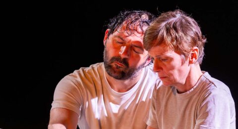 Jean Boillot invente une amitié adolescente façonnée par la musique classique dans « Quatre mains ». - Critique sortie Avignon / 2025 Avignon Avignon Off. Le 11. Avignon