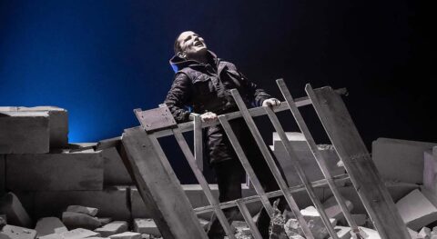 Anne Conti met en scène et interprète « Rien n’a jamais empêché l’histoire de bifurquer » de Virginie Despentes : une traversée opiniâtre - Critique sortie Avignon / 2025 Avignon Avignon Off. La Scierie