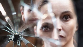 Romane Bohringer dirige Anne Charrier dans « Rose Royal », cri de rage et d’espoir - Critique sortie Avignon / 2025 Avignon Avignon Off. Théâtre des Halles