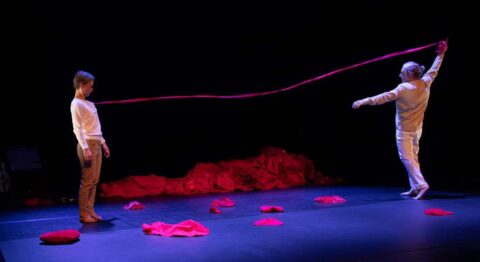 La couleur comme langage dans « Rouge Incarnat » de Lolita Espin Anadon et Christophe Bunel - Critique sortie Avignon / 2025 Avignon Avignon OFF. ALYA L'Espace