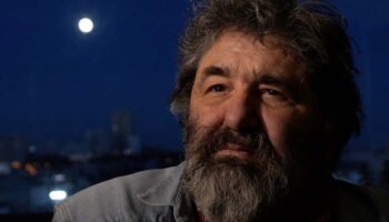 « Solitude d’un ange gardien », le récit plein d’humanité d’un gardien d’immeuble par Séverine Vincent. - Critique sortie Avignon / 2025 Avignon Avignon Off. Théâtre de L’Oriflamme