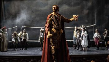 « Le Soulier de satin » version Éric Ruf relève le défi du texte de Claudel avec élégance. - Critique sortie Avignon / 2025 Avignon Festival d’Avignon. Cour d’honneur du Palais des papes