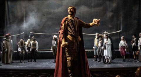 « Le Soulier de satin » version Éric Ruf relève le défi du texte de Claudel avec élégance. - Critique sortie Avignon / 2025 Avignon Festival d’Avignon. Cour d’honneur du Palais des papes