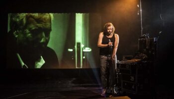 Nicolas Skwara nous embarque, avec « Tacoma Garage », dans sa propre épopée rock’n’roll. - Critique sortie Avignon / 2025 Avignon Avignon off. Théâtre Transversal