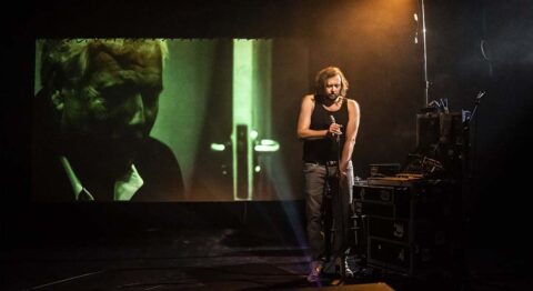 Corentin Skwara nous embarque, avec « Tacoma Garage », dans sa propre épopée rock’n’roll. - Critique sortie Avignon / 2025 Avignon Avignon off. Théâtre Transversal