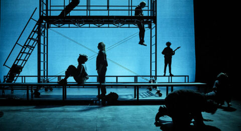 Avec « Taire » Tamara Al Saadi s’empare du mythe d’Antigone et se place du côté des enfances broyées. - Critique sortie Avignon / 2025 Avignon Festival d’Avignon. La Fabrica