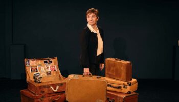 Ariane Ascaride reprend « Touchée par les fées », un portrait en millefeuille fait de récits et de fantaisie. - Critique sortie Avignon / 2025 Avignon Avignon Off. La Scala Provence
