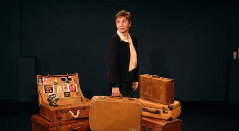 Ariane Ascaride reprend « Touchée par les fées », un portrait en millefeuille fait de récits et de fantaisie. - Critique sortie Avignon / 2025 Avignon Avignon Off. La Scala Provence