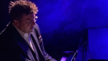 « Une histoire de la musique en 70 minutes », un one-man-show brillant de Julien Joubert. - Critique sortie Avignon / 2025 Avignon Avignon off. L'Oriflamme