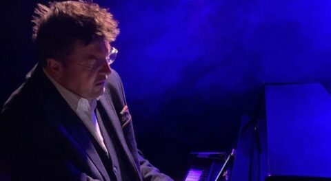 « Une histoire de la musique en 70 minutes », un one-man-show brillant de Julien Joubert. - Critique sortie Avignon / 2025 Avignon Avignon off. L'Oriflamme