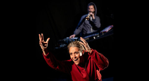 Sabrina Chézeau part à la chasse à la violence ordinaire dans « Une peau plus loin ». - Critique sortie Avignon / 2025 Avignon Avignon Off. Artéphile