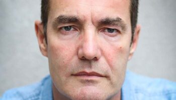 Vincent Dussart assemble deux textes sur des enfances saccagées pour dresser « Autopsie d’une photo de famille ». - Critique sortie Avignon / 2025 Avignon Avignon Off. La Manufacture